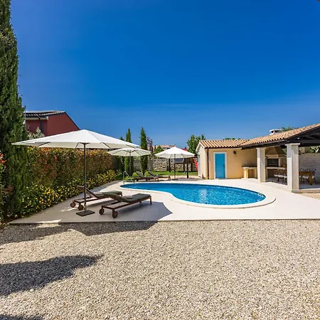 Luka In With Pool & Playground Only 600 Meter From The * Fazana