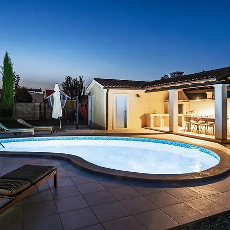 Villa Luka In With Pool & Playground Only 600 Meter From The Fazana
