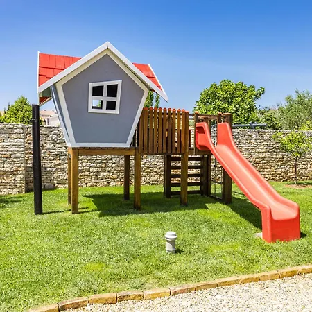 Luka In With Pool & Playground Only 600 Meter From The Villa *