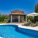 فيلة Luka In With Pool & Playground Only 600 Meter From The