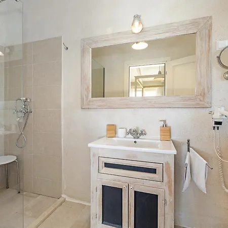Villa Luka In With Pool & Playground Only 600 Meter From The *