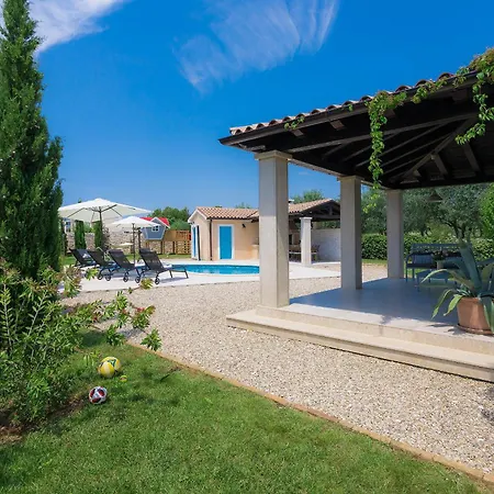 Villa Luka In With Pool & Playground Only 600 Meter From The