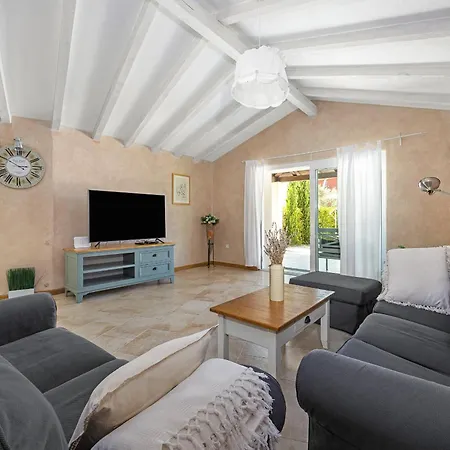 Luka In With Pool & Playground Only 600 Meter From The Villa Fazana