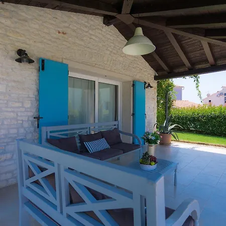 Luka In With Pool & Playground Only 600 Meter From The Villa Fazana