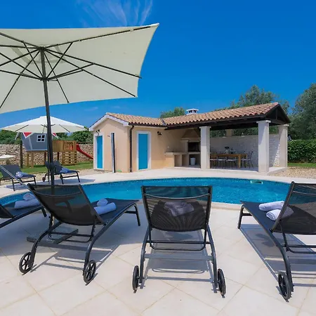 Luka In With Pool & Playground Only 600 Meter From The Villa Fazana