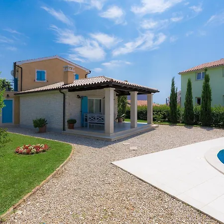 Luka In With Pool & Playground Only 600 Meter From The Fazana