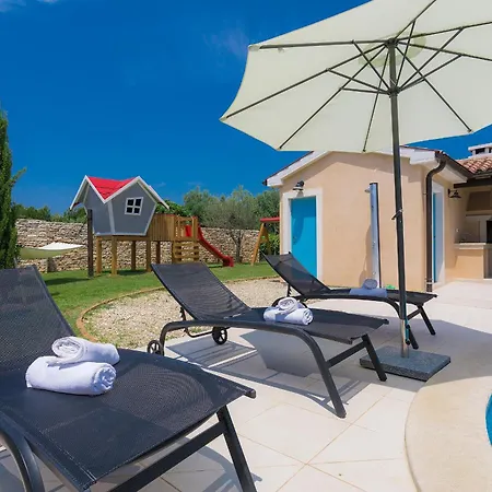 Villa Luka In With Pool & Playground Only 600 Meter From The Fazana