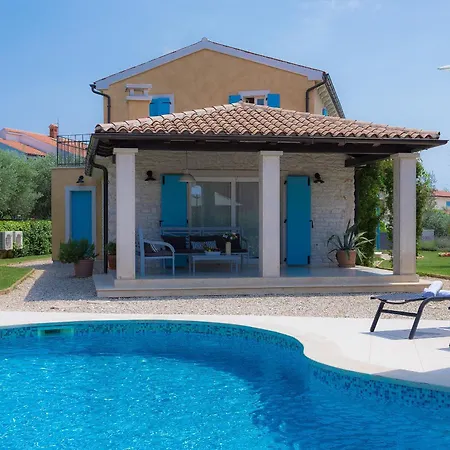 Luka In With Pool & Playground Only 600 Meter From The * Fažana