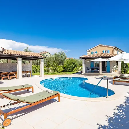 Villa Luka In With Pool & Playground Only 600 Meter From The *