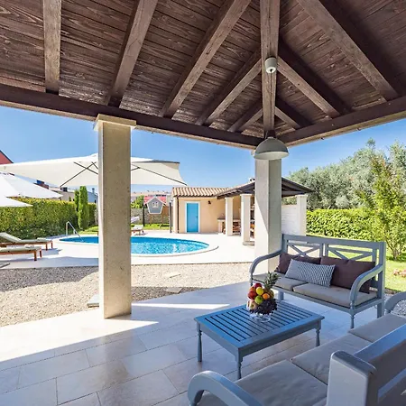 Luka In With Pool & Playground Only 600 Meter From The Villa Fazana