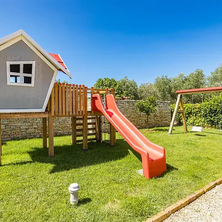 Luka In With Pool & Playground Only 600 Meter From The Fazana