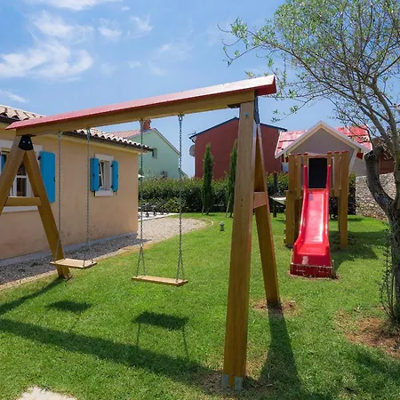Villa Luka In With Pool & Playground Only 600 Meter From The